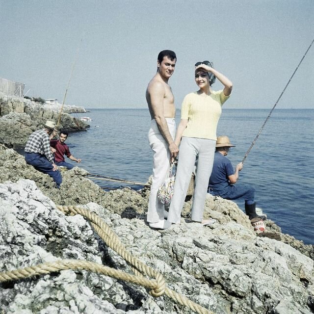 Тони Кертис и Кристина Кауфманн на скалистом берегу Канн, Франция, 1965