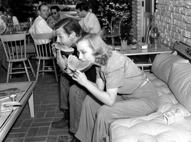 Кларк Гейбл и Кэрол Ломбард едят арбуз, 1940