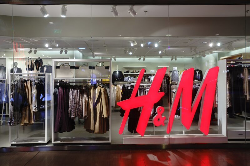 Почему H&M не продает косметику в России?