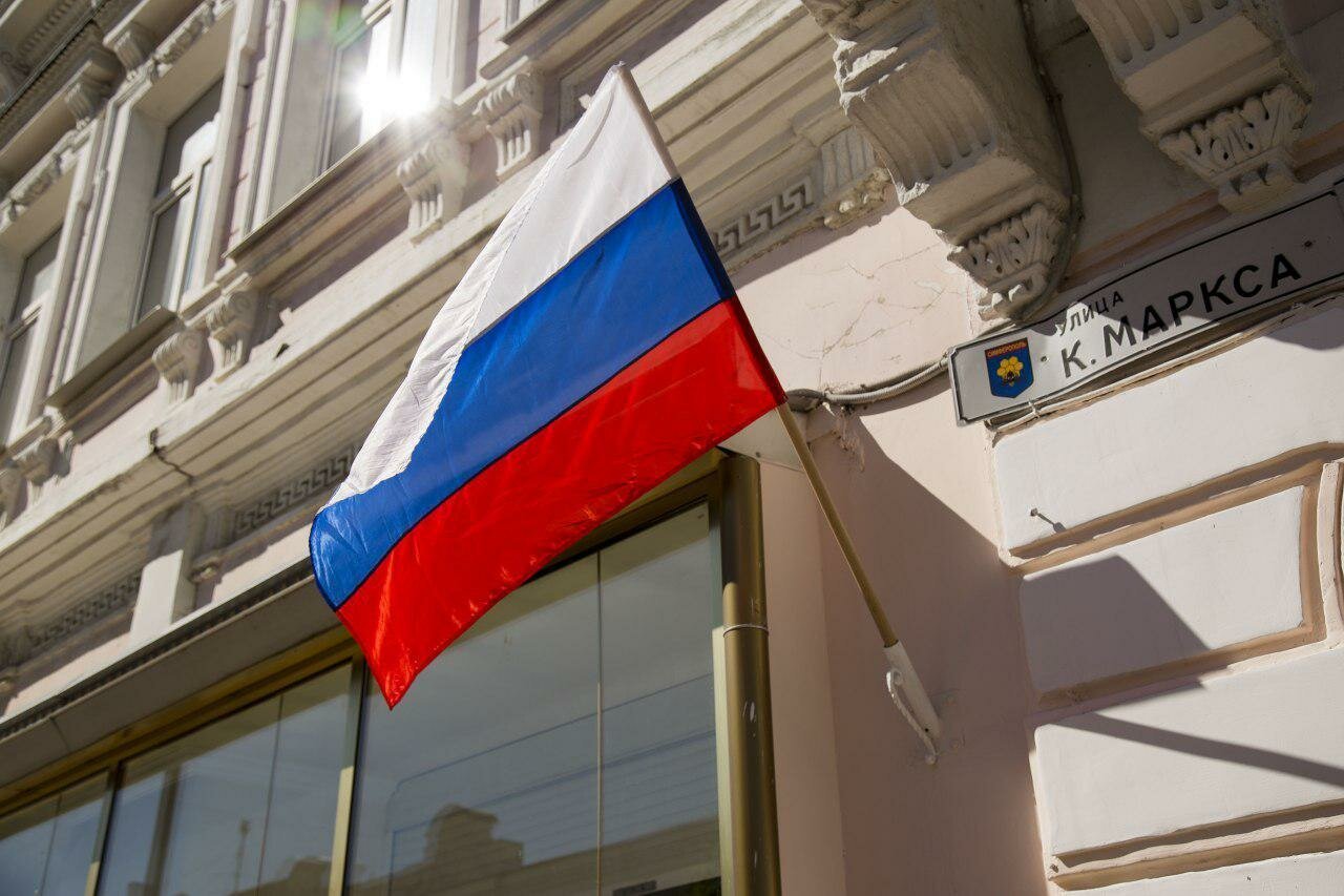 Почему нельзя флаг. Флаг России на здании. Флагшток на здание. Флаги на фасаде здания. Флаг на доме.