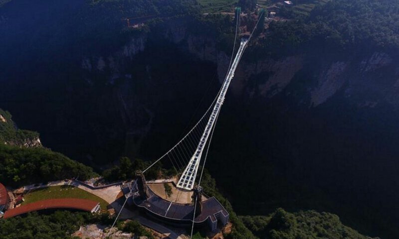 Мост храбрых, самый высокий и длинный пешеходный стеклянный мост в мире