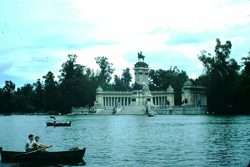 Озеро и статуя Альфонсо XII в Парке дель Ретиро