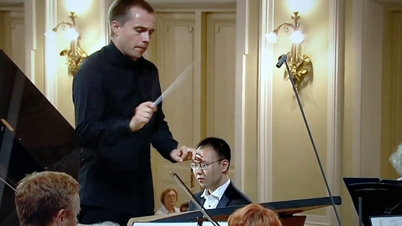 Китайский пианист во время выступления на конкурсе Чайковского обнаружил, что у него с оркестром разные ноты