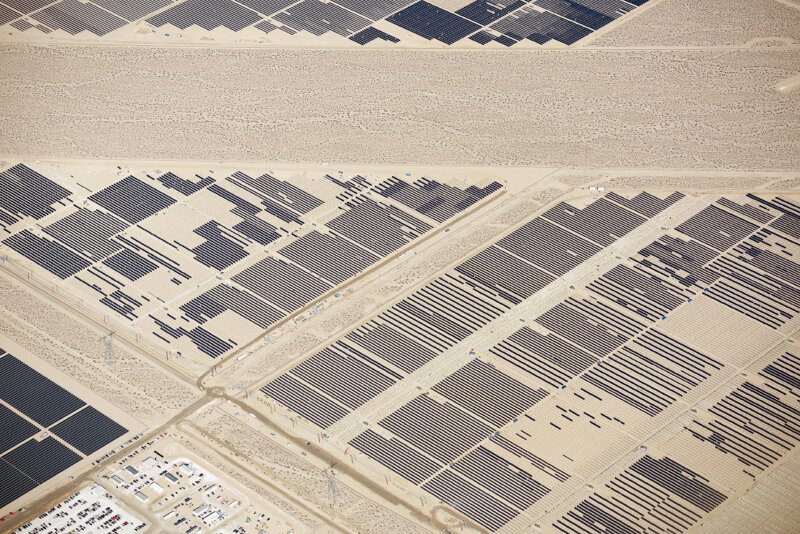 Солнечные панели в пустынях Калифорнии и Невады.