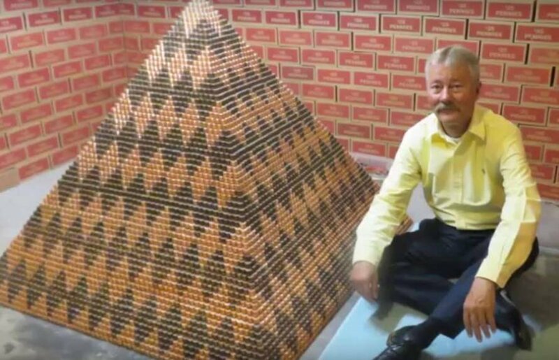 Пирамида из миллиона монет