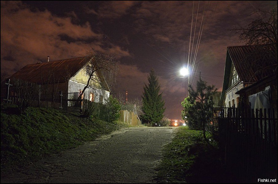 Картинка деревня вечер. Ночь в деревне. Ночная деревня. Поздний вечер в деревне. Деревенская улица ночью.