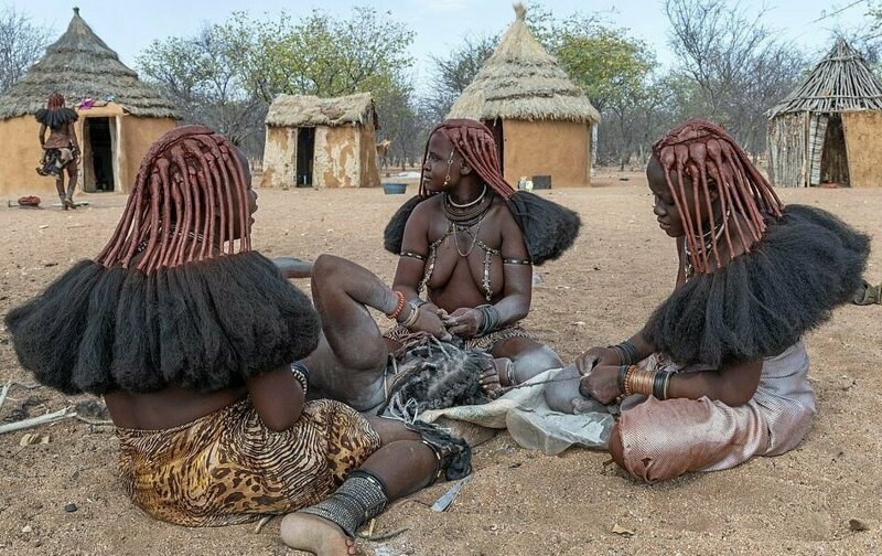 Намибийские красотки хвастаются глиняными дредами