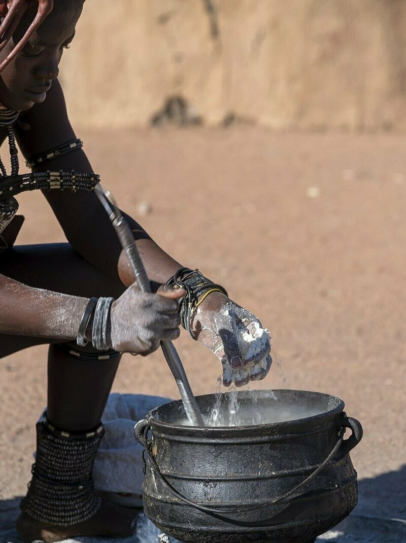 Глина в Африке. Химба женщины мажут глиной. Африканское племя которое ест глину. Закурить глину.