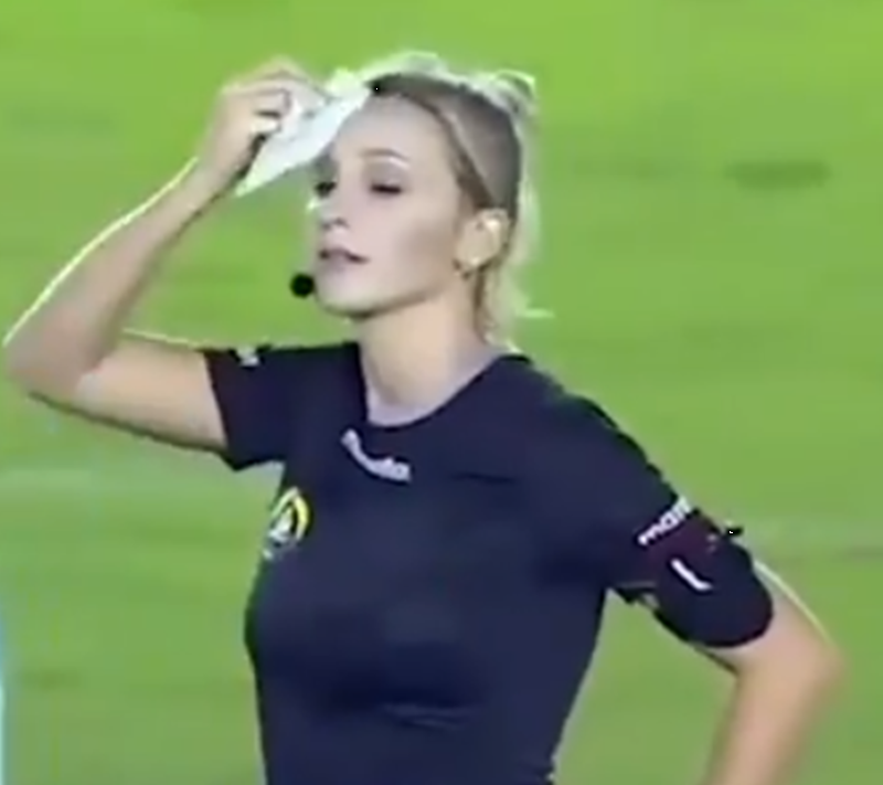 Девушка-рефери пошутила над футболистом, достав вместо карточки носовой платок