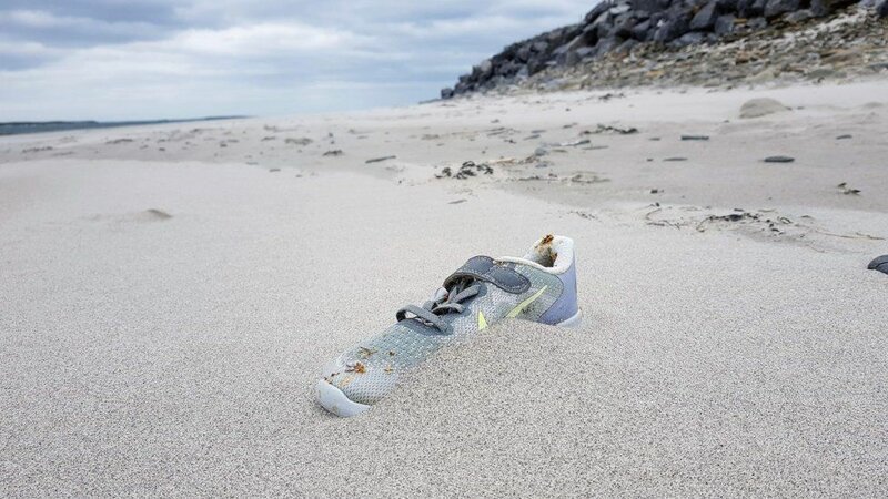 Загадка океана: на разных пляжах мира стали находить новые кроссовки Nike