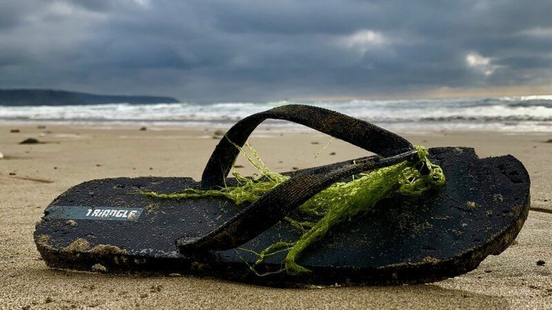 Загадка океана: на разных пляжах мира стали находить новые кроссовки Nike