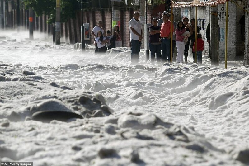 Пока Европа "жарится", мексиканскую Гвадалахару завалило градом