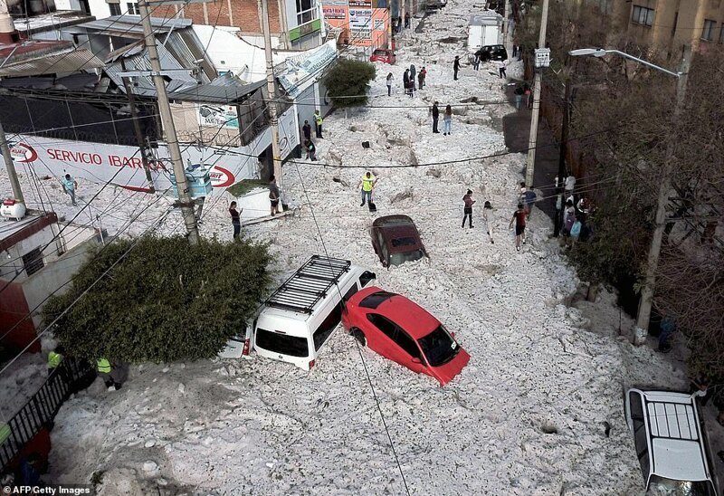 Пока Европа "жарится", мексиканскую Гвадалахару завалило градом