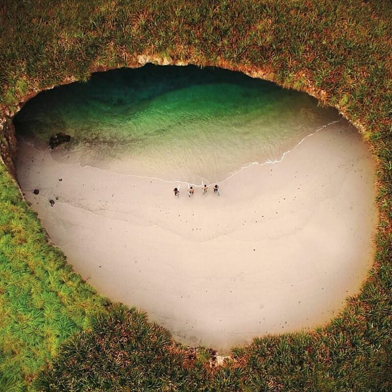 Скрытые пляжи расположены на необитаемом острове в Пуэрто-Вальярте , недалеко от побережья Наярита, Мексика