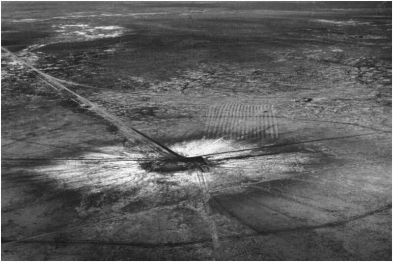 Аэрофотоснимок первого кратера атомной бомбы возле Аламогордо, штат Нью-Мексико, 16 июля 1945 года.