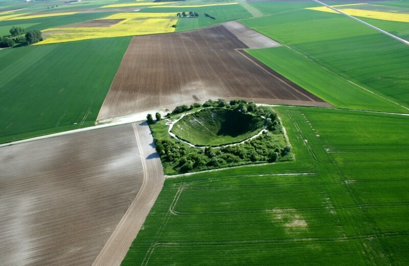 Лохнагар - это кратер, созданный в первый день битвы на Сомме - битва на французском театре Первой мировой войны армий Британской империи и Французской республики против Германской империи
