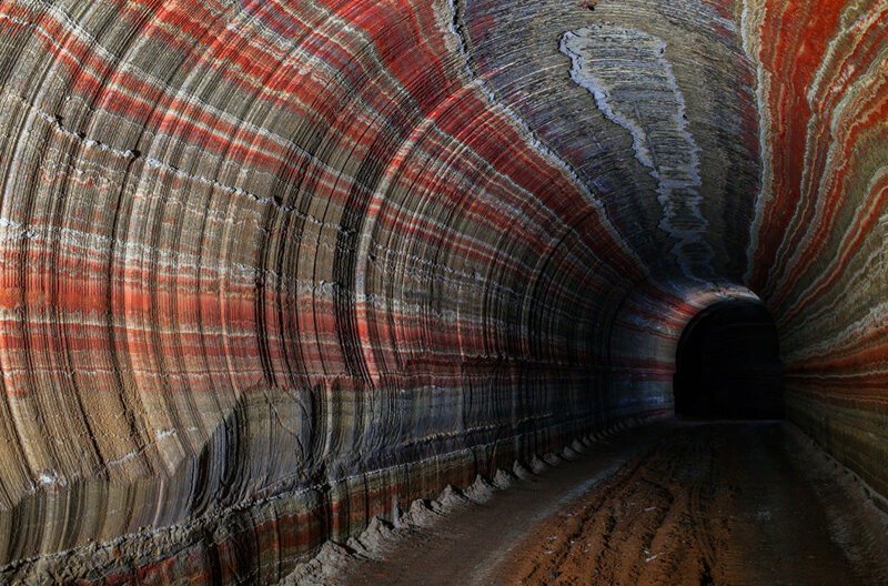 Разноцветные стены соляной шахты на глубине 420 м под городом Солигорск к югу от Минска, Белоруссия. Часть шахты была превращена в клинику спелеотерапии для лечения респираторных заболеваний