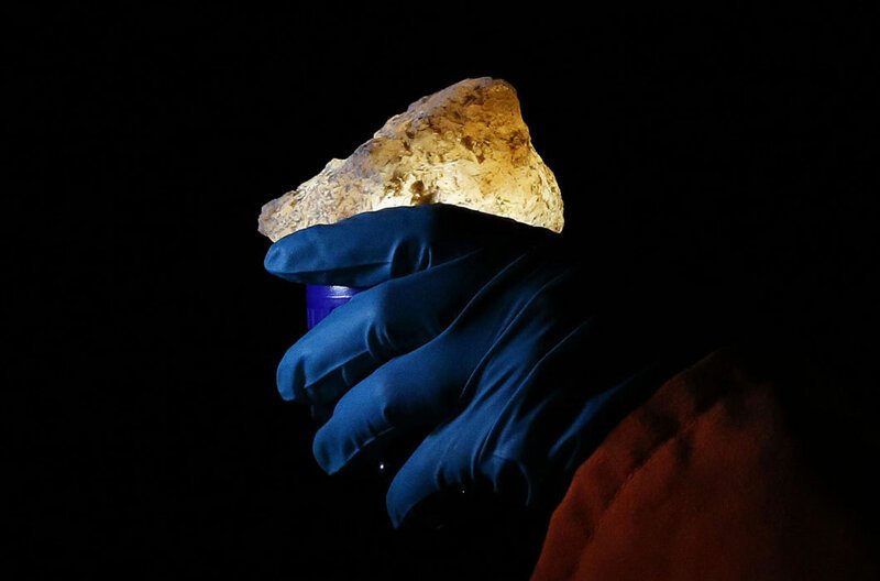 Кусок каменной соли, добытый в шахте Уинсфорд, Англия. Ежедневно здесь добывается 20 000 т соли, которая используется потом для изготовления дорожных реагентов 