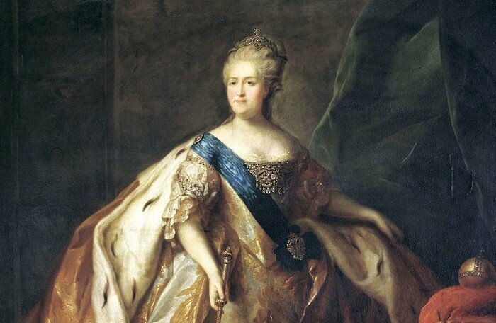 Екатерина II создала это революционное для своего времени учебное заведение в 1764 году в Санкт-Петербурге. Именно после знаменитого Смольного по всей стране начали открывать женские институты
