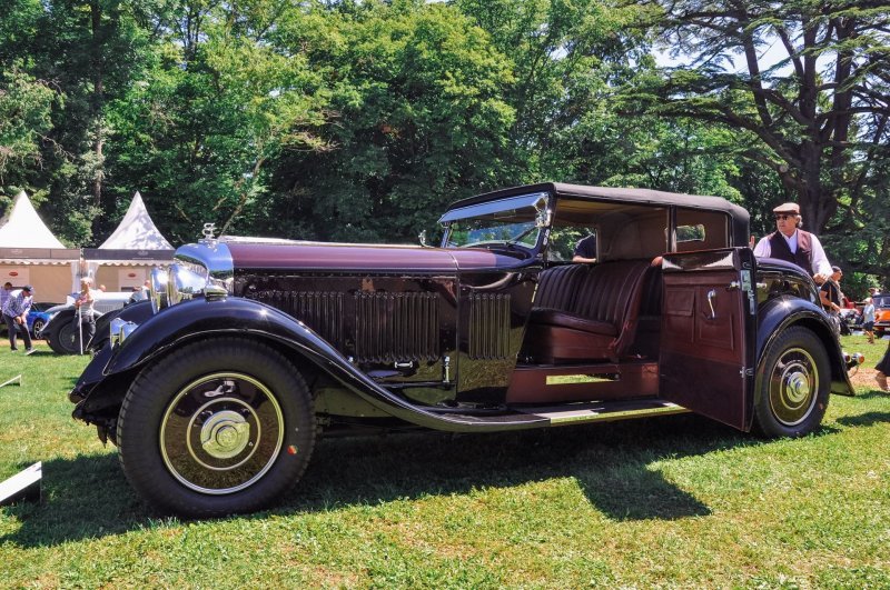 Явный представитель семейного класса 30-х, Bentley 8 litres Drop Head Coupé 1932 из под ателье Thrupp & Maberly. Победитель в номинации Pre-war elegance
