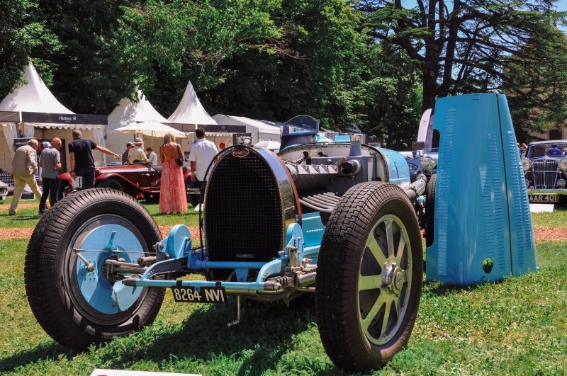 Bugatti Type 54 Grand Prix 1933, обладает компрессорным восьми цилиндровым рядным двигателем. Победитель в номинации Золотой век Гран При