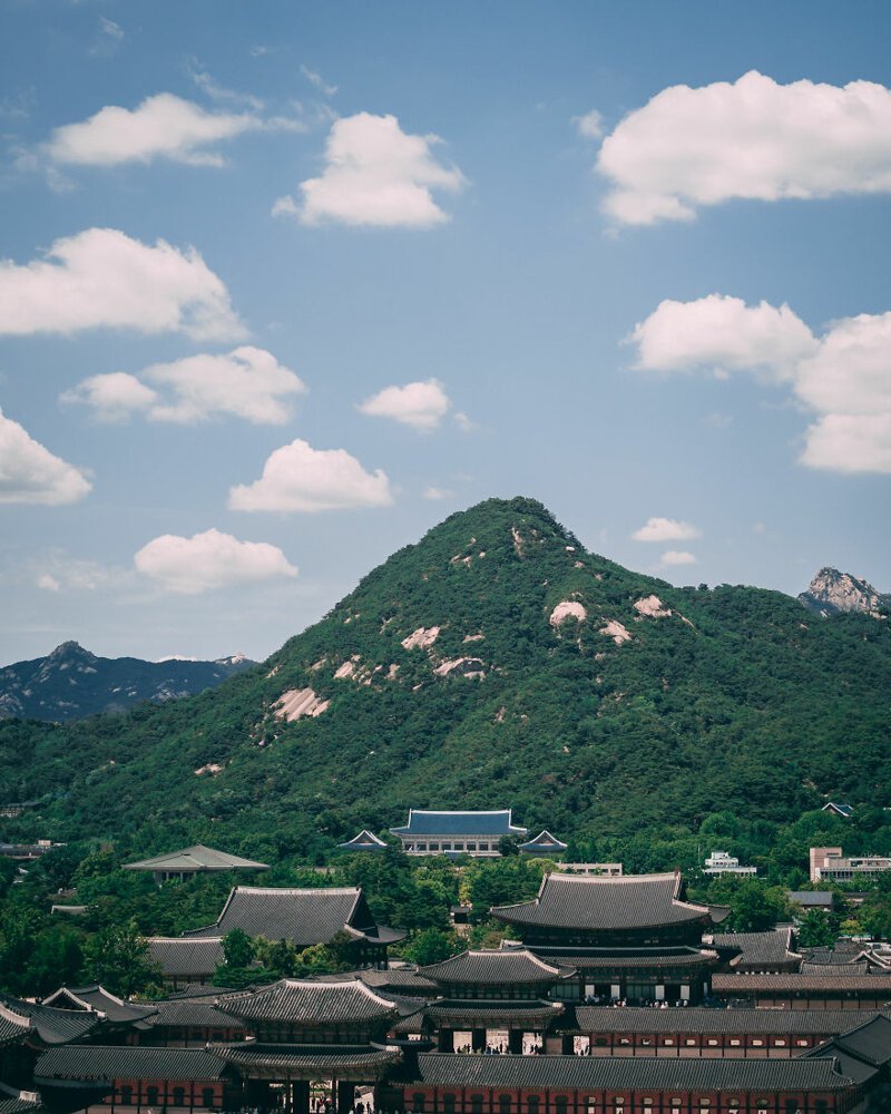 23. Чхонвадэ - Голубой дом - официальная резиденция президента Южной Кореи. На переднем плане - Кёнбоккун, дворцовый комплекс династии Чосон