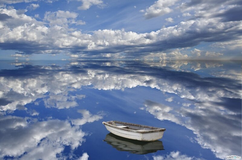 Зеркальная вода озера Уюни