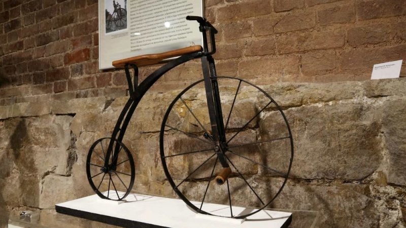 Именно здесь в 1801 году был изобретён первый в мире велосипед, за 38 лет до изобретения его аналога в Европе.