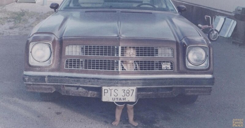 3. «Мой брат под решёткой нашего автомобиля «The Beast» примерно в 1985 году. Родители любили фотографировать нас в странных и нелепых местах»