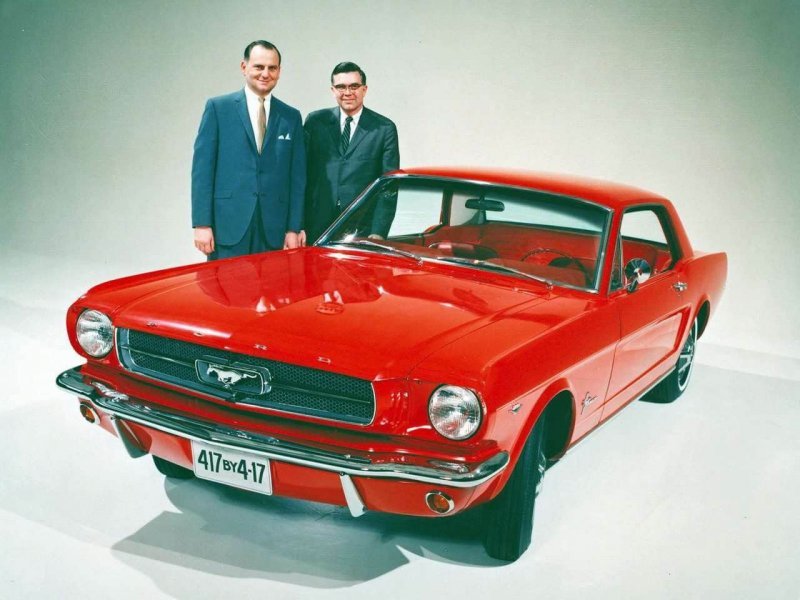 Ли Якокка (слева) и Ford Mustang