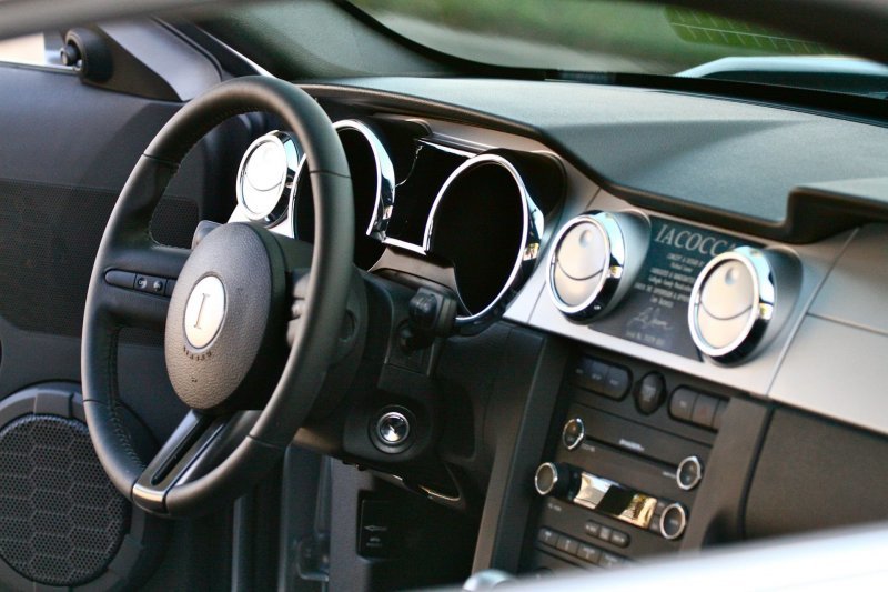 Памяти Ли Якокки: Ford Mustang Iacocca Silver 45th Anniversary Edition