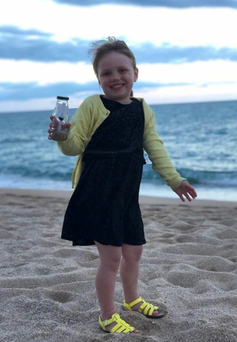 Она опустила бутылку с посланием в море, когда отдыхала в Испании