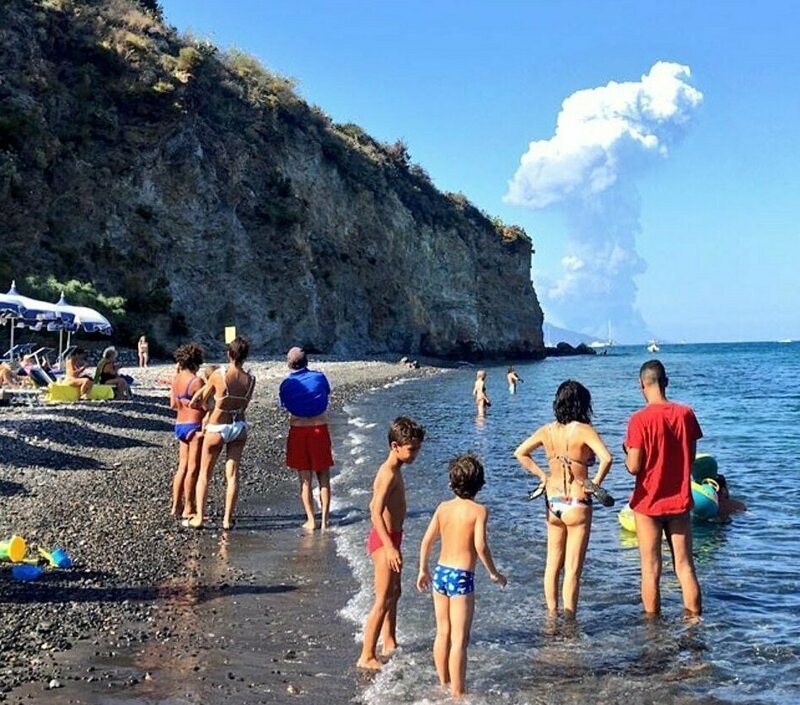 В среду, 3 июля, на итальянском острове Стромболи началось извержение одноименного вулкана
