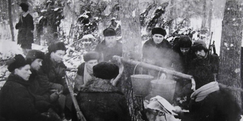 Бойцы партизанского отряда Уваровского района слушают сводку Совинформбюро