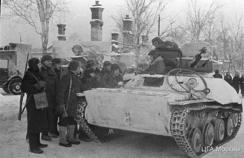 Бойцы партизанского отряда г. Наро-Фоминска показывают советским танкистам дорогу на г. Боровск