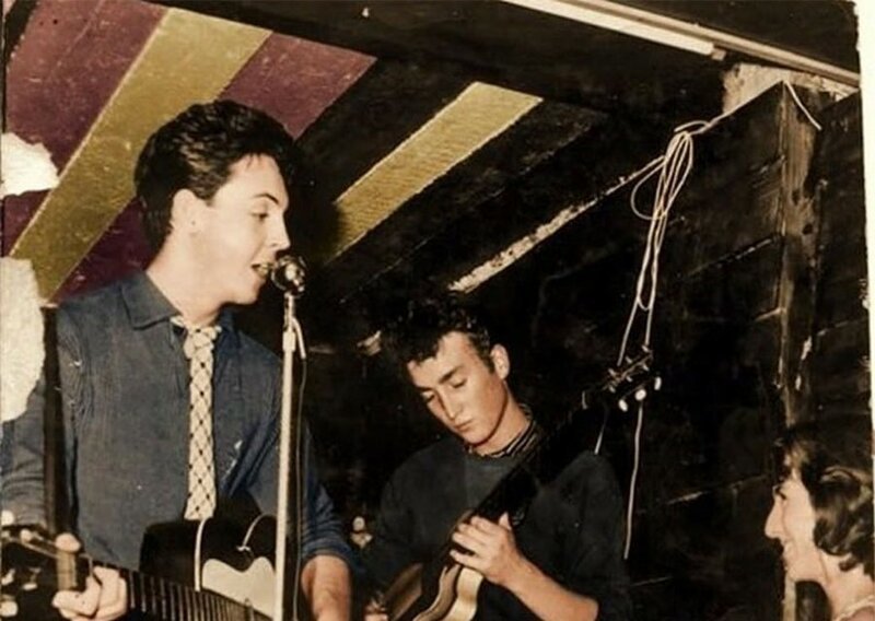 Пол Маккартни и Джон Леннон играют в Casbah, клубе матери Пита Беста. 1957 год