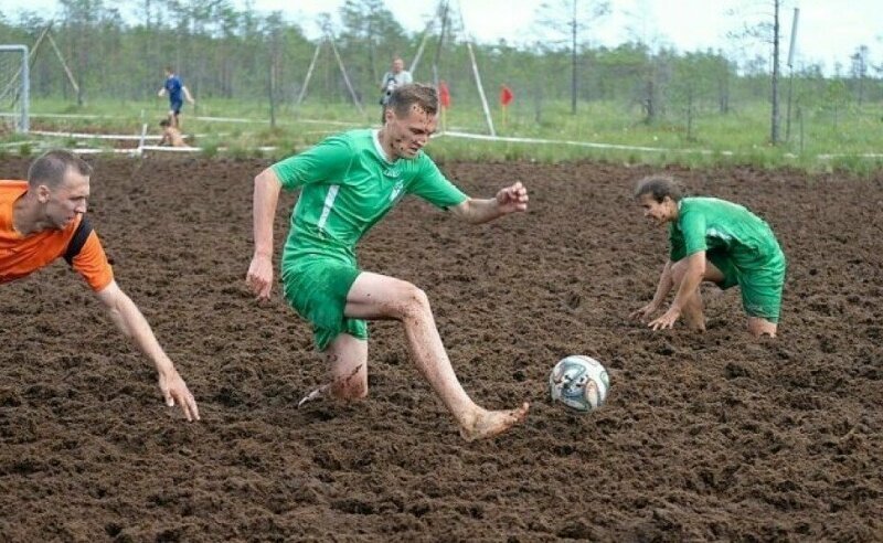 А это турнир по болотному футболу, проходящий в Ленинградской области