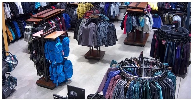 Криминальный "флешмоб": Массовая кража одежды из магазина в США попала на видео