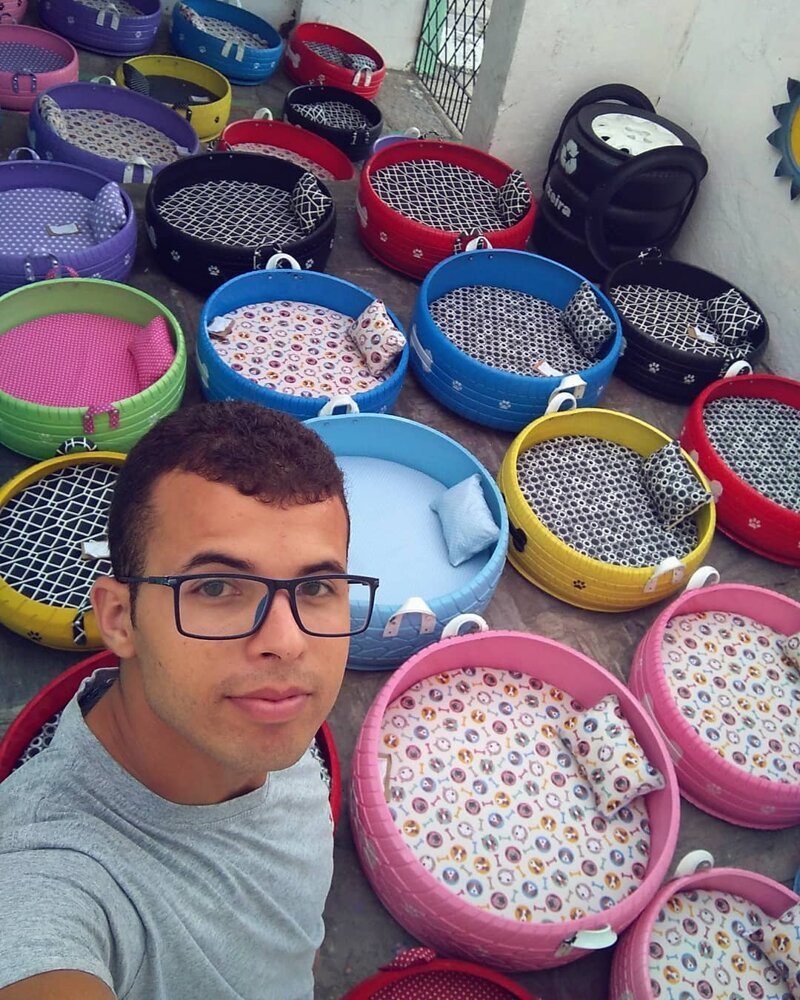 Бразилец превращает мусор в постели для животных