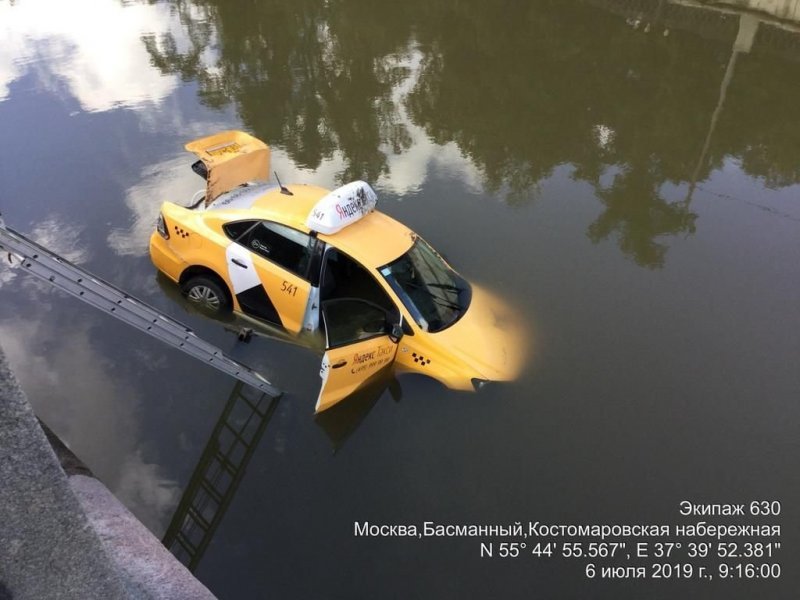В Москве такси с пассажиром упало в реку. Обошлось без пострадавших