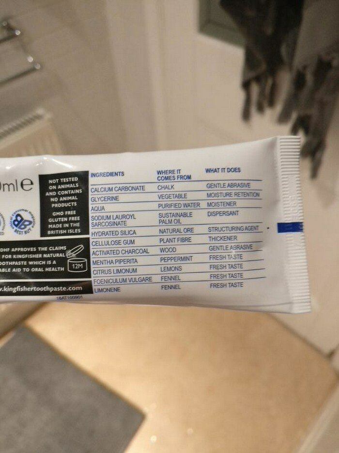 На тюбике зубной пасты в деталях расписано, из чего сделан и за что отвечает каждый из ее ингредиентов