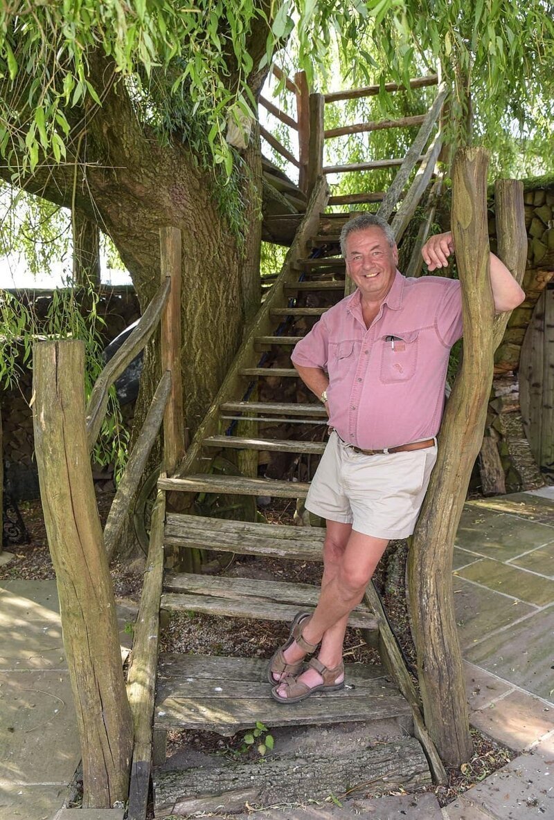 Британец Терри Мередит построил домик на дереве, в котором не стыдно отдохнуть и взрослым, что уж говорить о детях