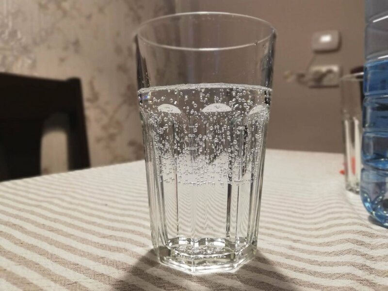 Газированная и водопроводная вода в одном стакане