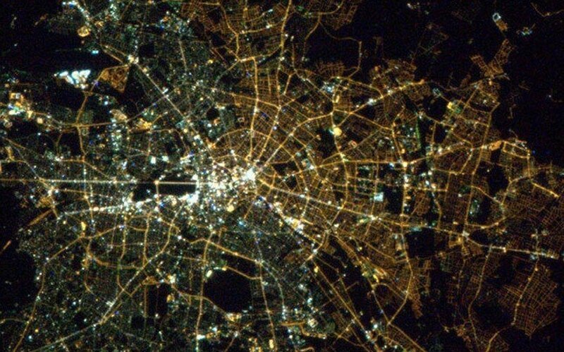 Таким было различие в типах лампочек спустя почти 25 лет после падения Берлинской стены (снимок из космоса)