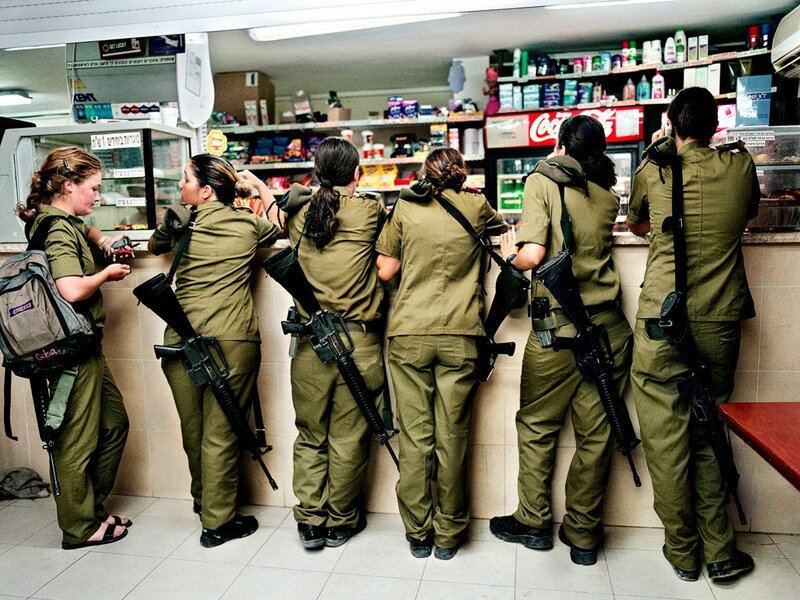 Израильских девушек-новобранцев наказали за откровенные фотографии в военной форме
