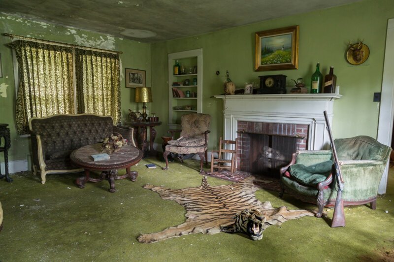 Гостиная, в которой сохранилась вся обстановка, вплоть до картин на стенах и тигриной шкуры на полу