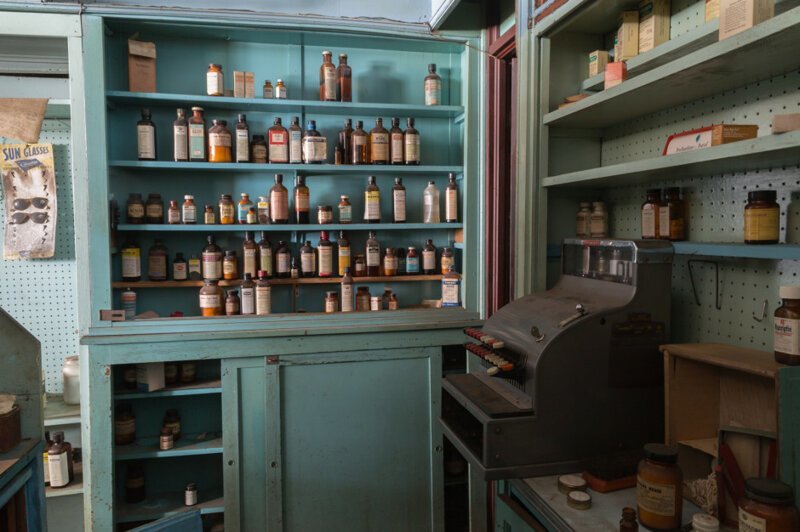 Помещение старой аптеки. На полках сохранились бутылочки с лекарствами