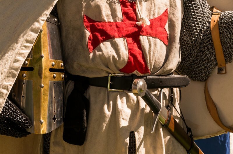 Почему тамплиеры носили белый плащ с красным крестом?