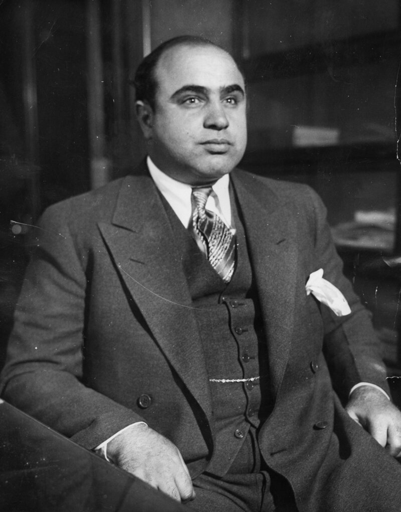 Альфонсе Габриэль «Великий Аль» Капо́не — канадский гангстер, действовавший в 1920—1930-х годах на территории Чикаго. Под прикрытием мебельного бизнеса занимался бутлегерством, игорным бизнесом и сутенёрством, а также благотворительностью