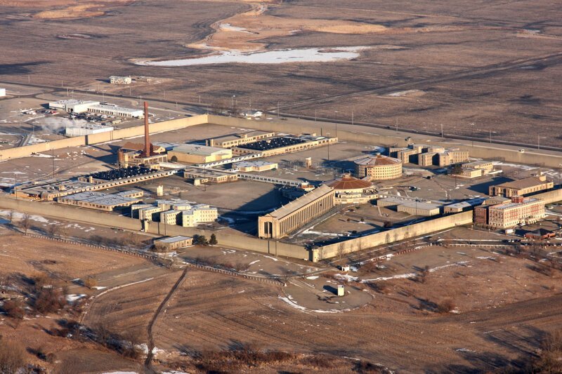 Приговорен к смертной казни, после которой был захоронен в Стейтвилльском исправительном центре - это тюрьма строгого режима для мужчин в Крест-Хилл, штат Иллинойс, США, недалеко от Чикаго